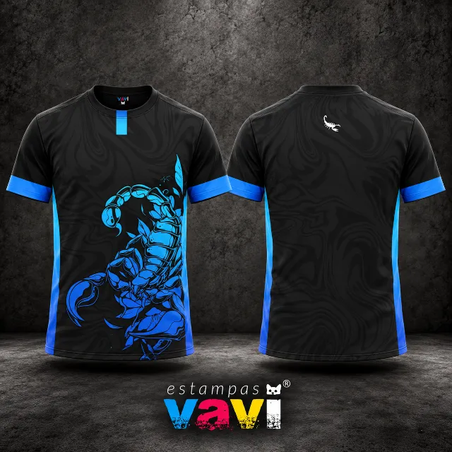Escorpião Azul com Folhagens e Laterais Ciano sobre Preto - Azul e ciano; escorpião lateral direita; sem escudo, nome ou número; pequeno escorpião branco mantido nas costas.