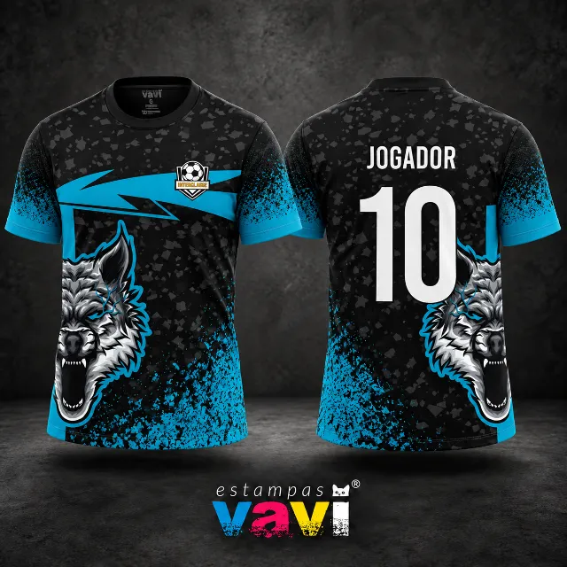 Lobo Prateado com Respingos e Recortes Ciano sobre Preto - Mesmos lobos prateados laterais e recortes ciano; fundo em fragmentos cinza, escudo INTERCLASSE e JOGADOR/10 branco preenchido; mangas com fragmentos/respingos.
