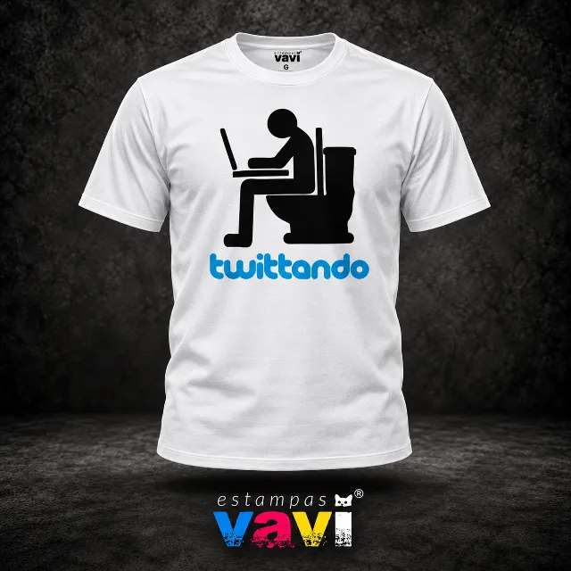 Twittando - Pessoa com Notebook no Vaso Sanitário