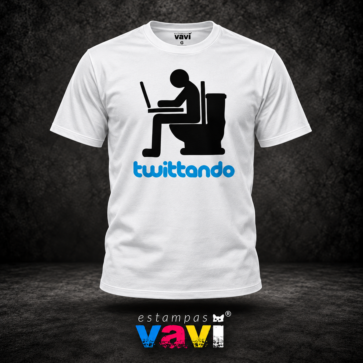 Twittando - Pessoa com Notebook no Vaso Sanitário